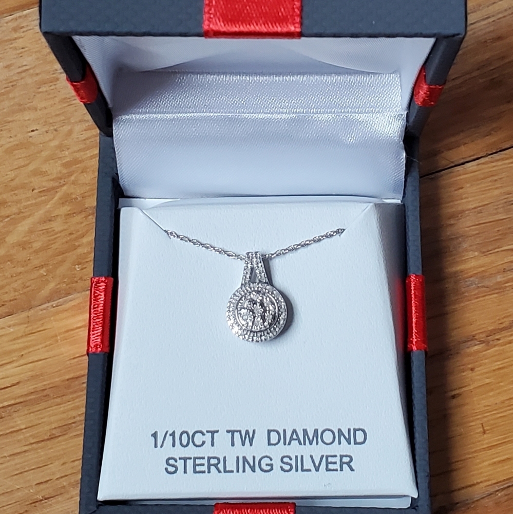 1/10ct Diamond pendant necklace